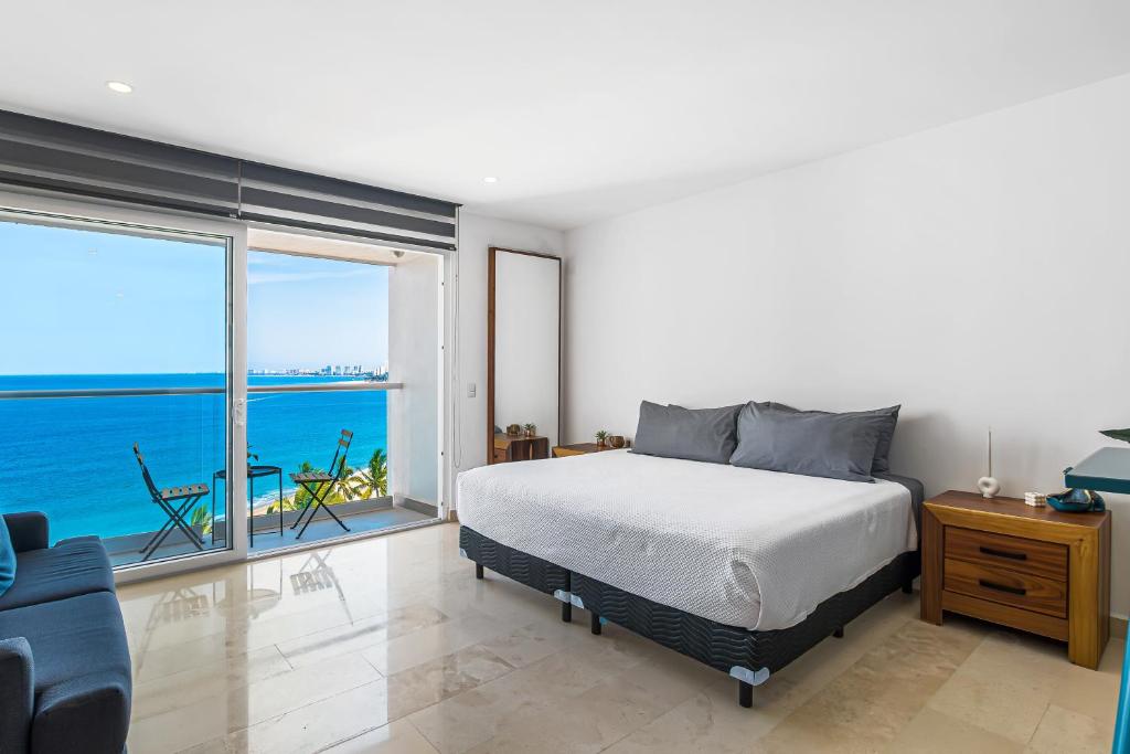 Modern oceanfront studio with breathtaking sunsets, heated pools & beach access - 2