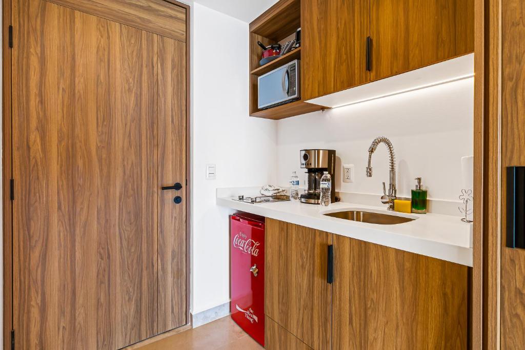 Modern oceanfront studio with breathtaking sunsets, heated pools & beach access - 4