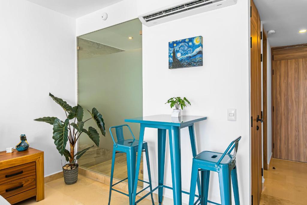 Modern oceanfront studio with breathtaking sunsets, heated pools & beach access - 5