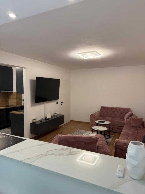 Central Deluxe Apartment - 1