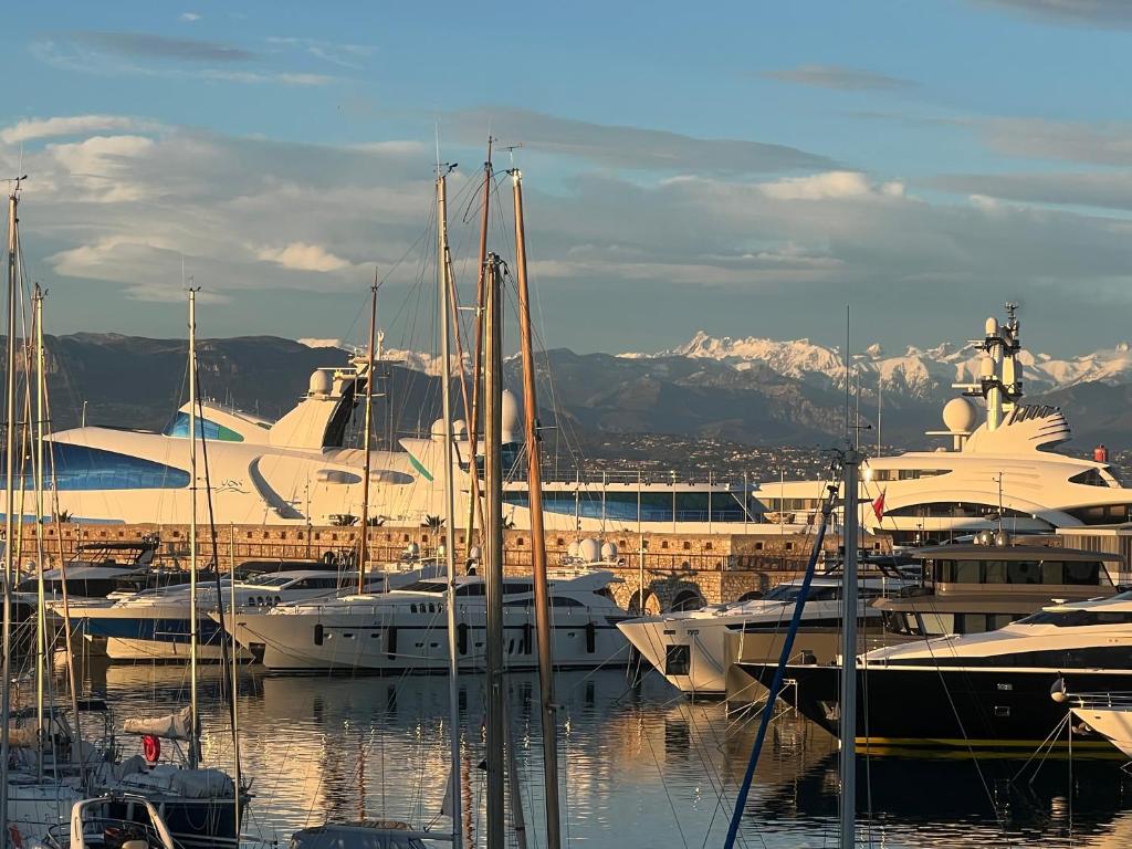 Fort Carré & Yachts View 2Bed Apartment in Old Antibes - 1
