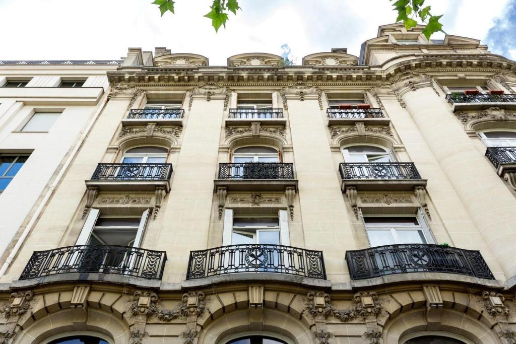 Arc de Triomphe View - Sleeps 7 - Elegant 1BR - Terrace - 3