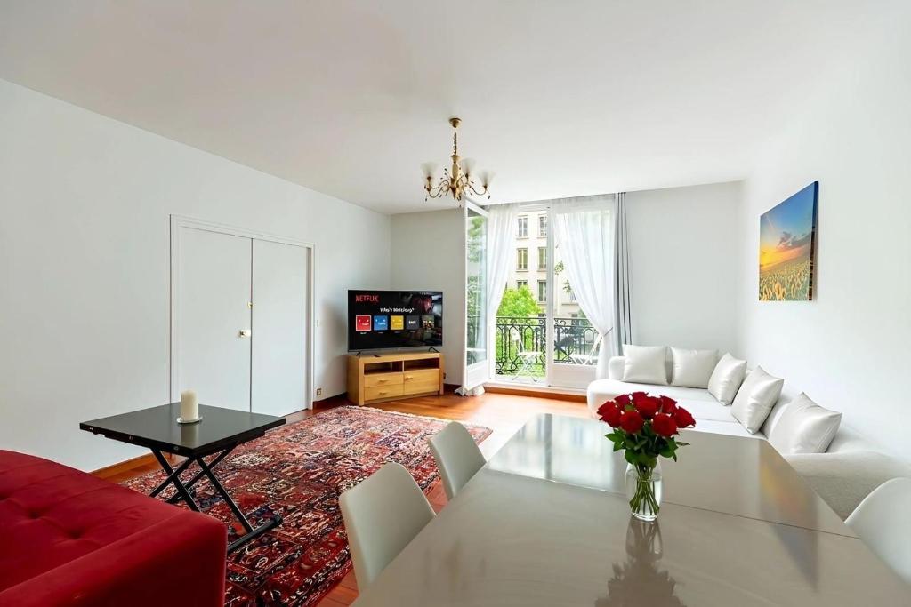 Arc de Triomphe View - Sleeps 7 - Elegant 1BR - Terrace - 1