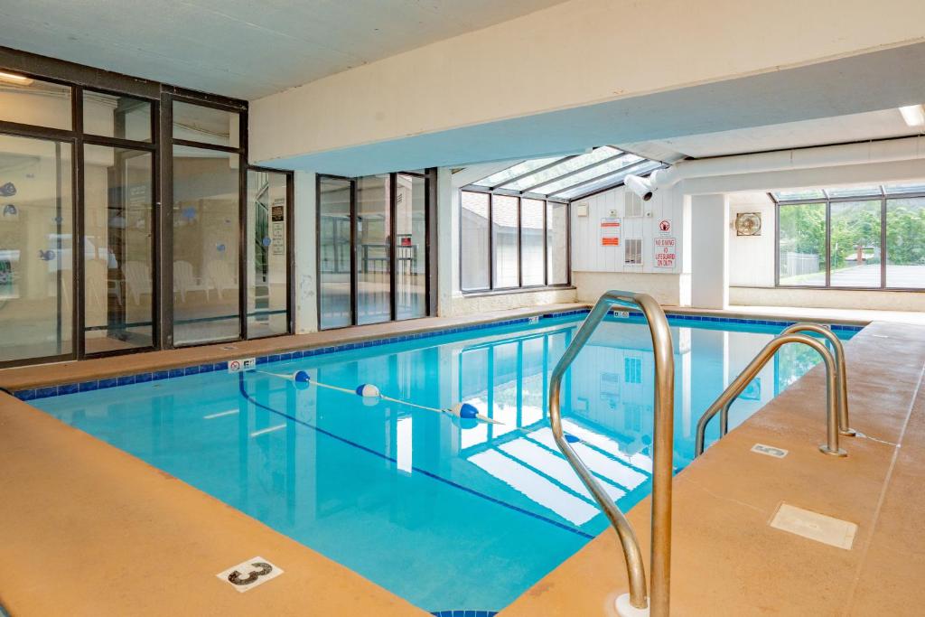 Swimming pool, Oak Square Rentals in Gatlinburg (TN)