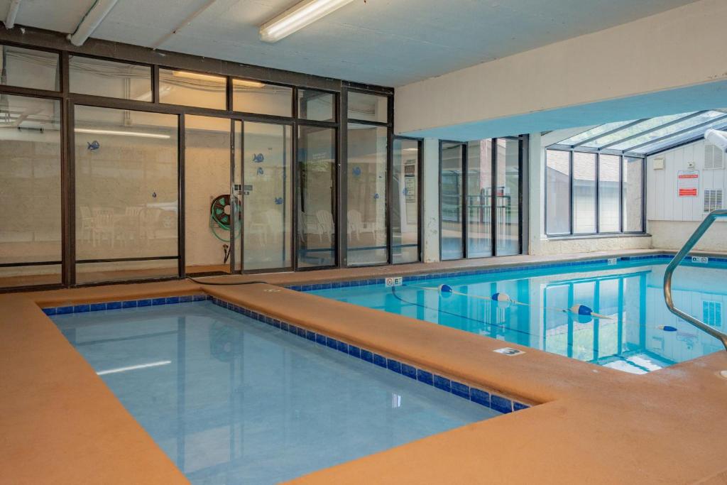 Swimming pool, Oak Square Rentals in Gatlinburg (TN)