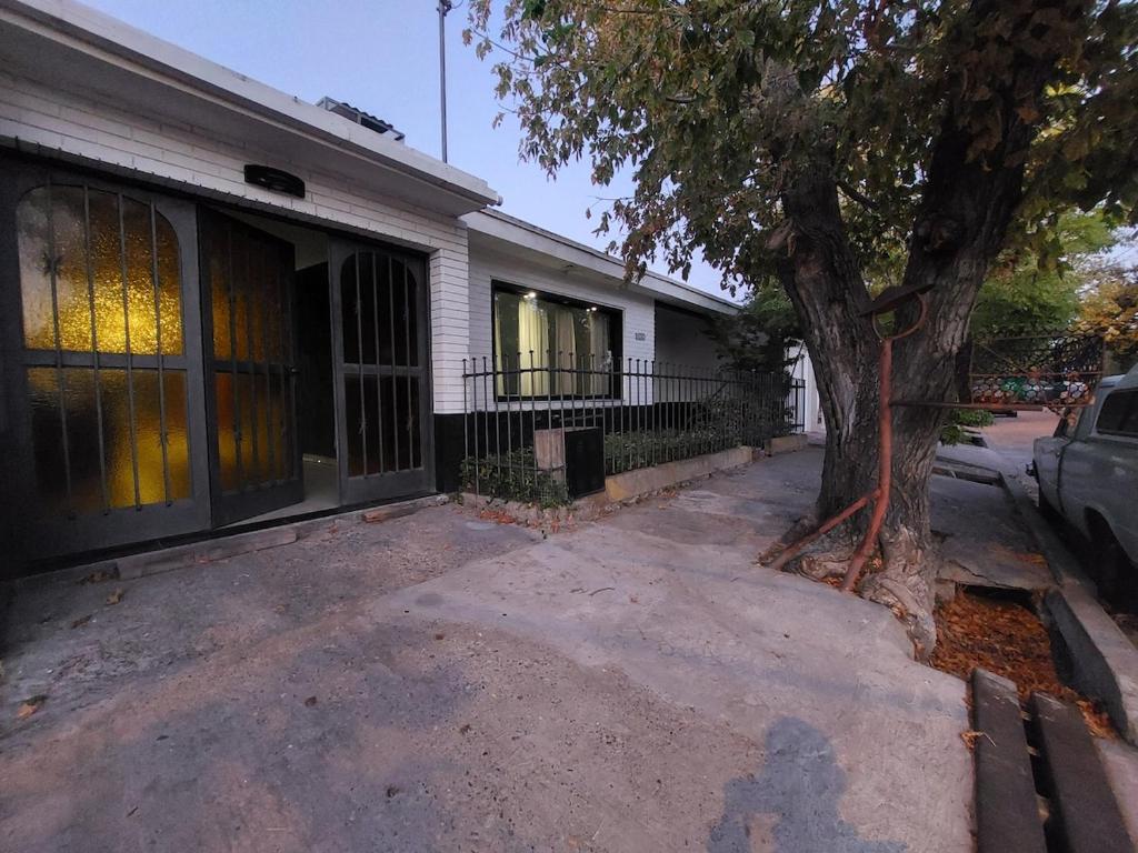 Casa amplia con parrilla a pasitos del parque - 3