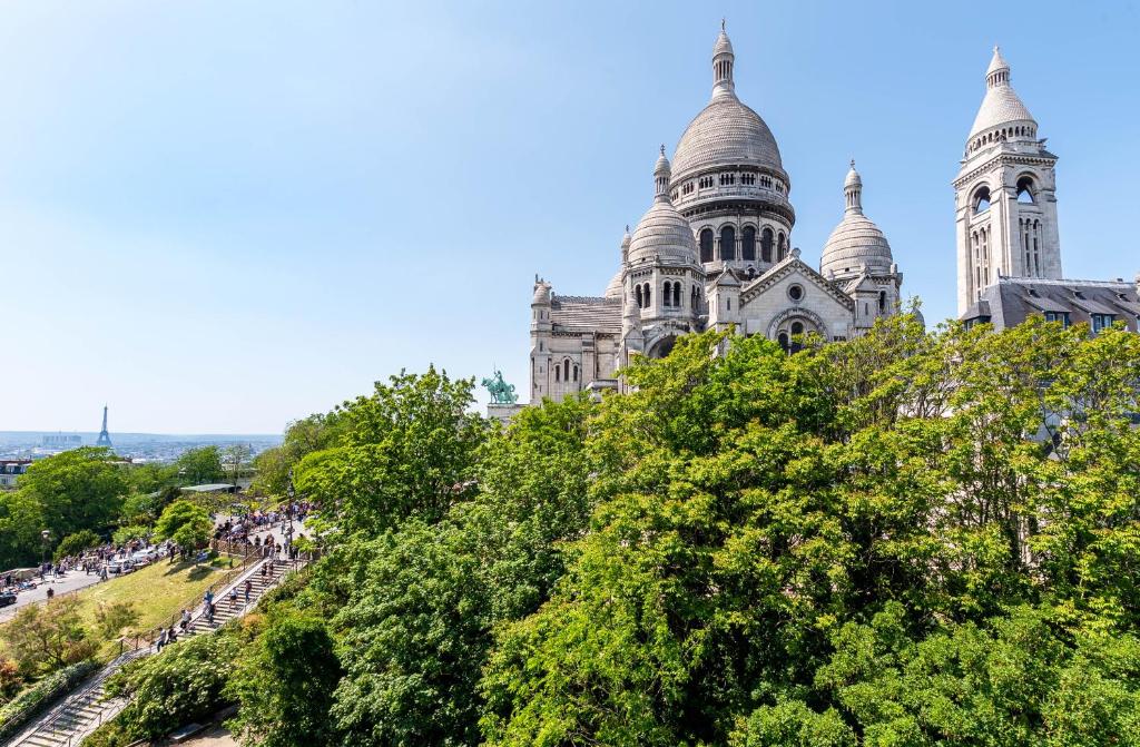 LAST FLOOR - SACRE COEUR 2 Bedrooms - 5