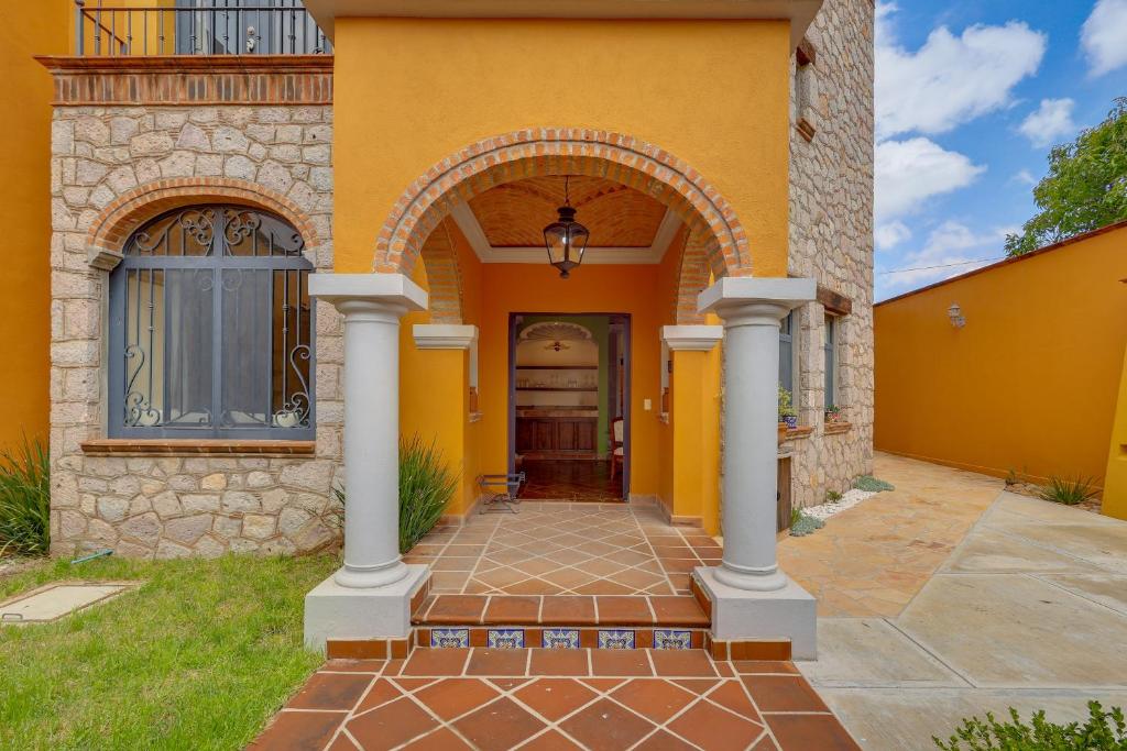 Villa Near Parroquia de San Miguel Arcángel! - 5