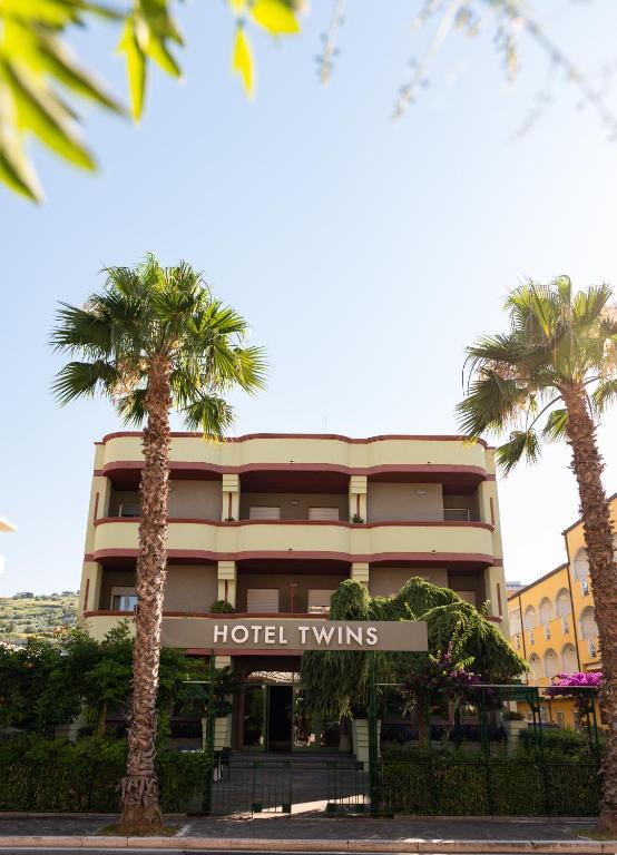 Hotel Twins - 2
