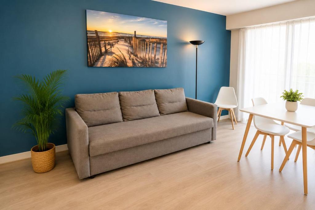 Apartment with balcony near beach & center - 2