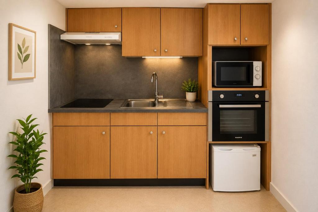 Apartment with balcony near beach & center - 3