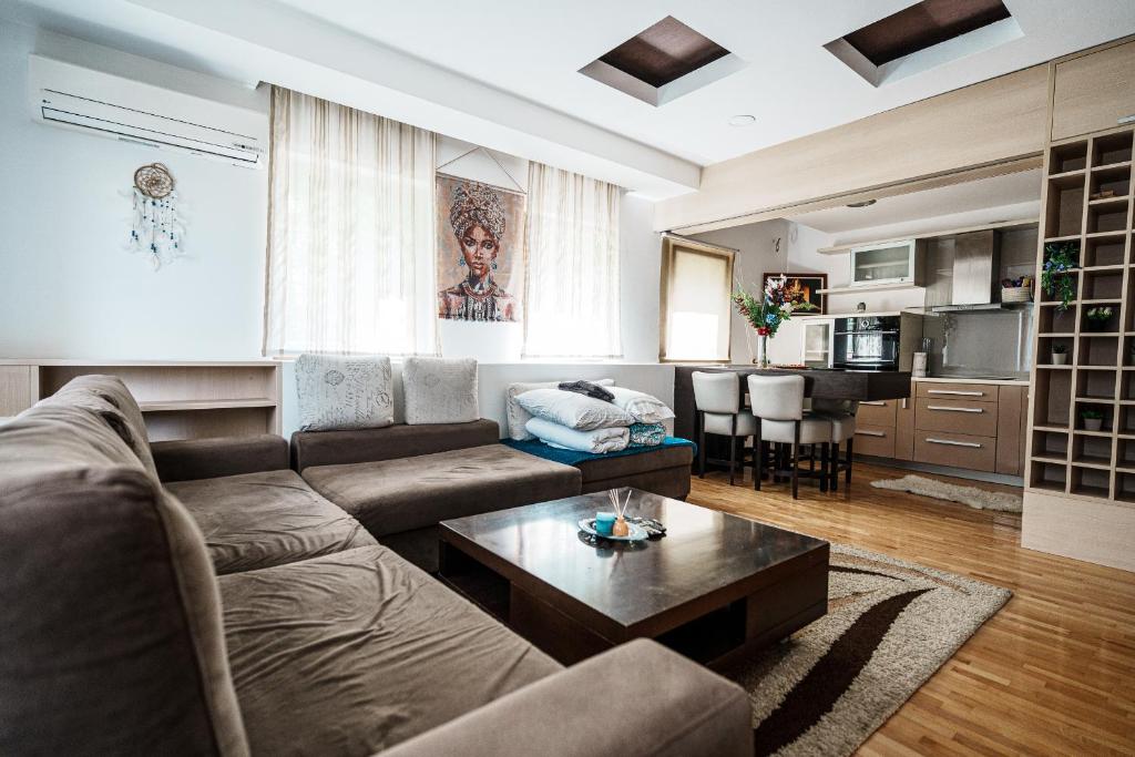 Warm Getaway 1BR APT w Balcony Free Garage Prkng - 4