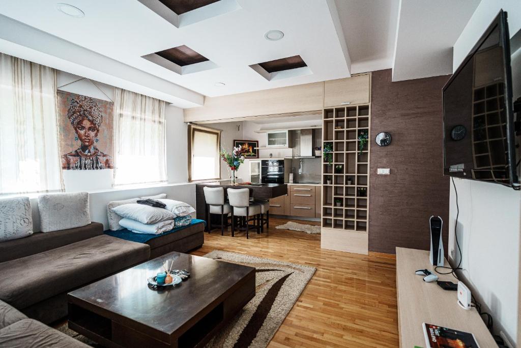 Warm Getaway 1BR APT w Balcony Free Garage Prkng - 3