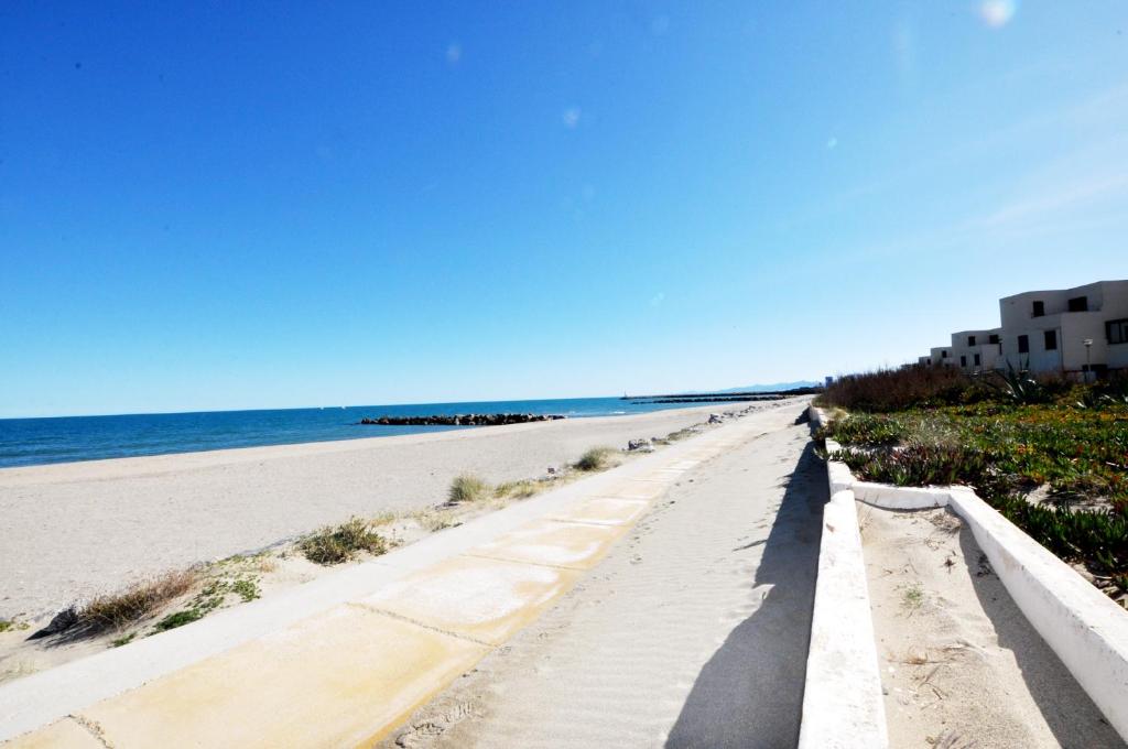 Cosy Catalan apartment, AC, walk to beach and shops - 4