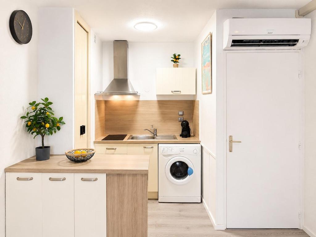 Cosy Catalan apartment, AC, walk to beach and shops - 3