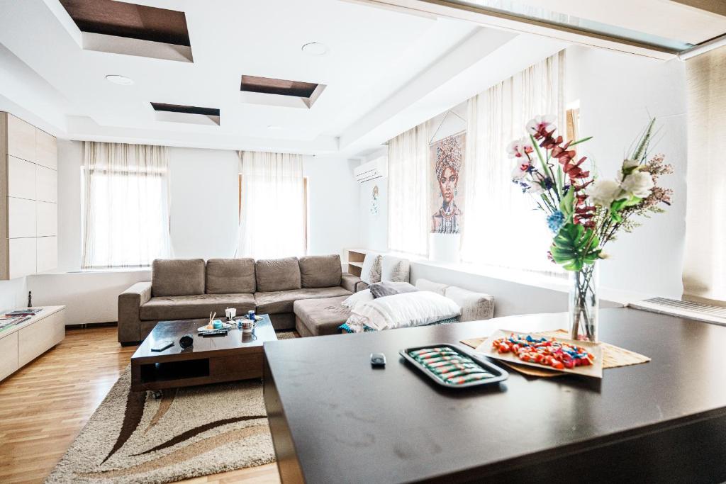 Warm Getaway 1BR APT w Balcony Free Garage Prkng - 2