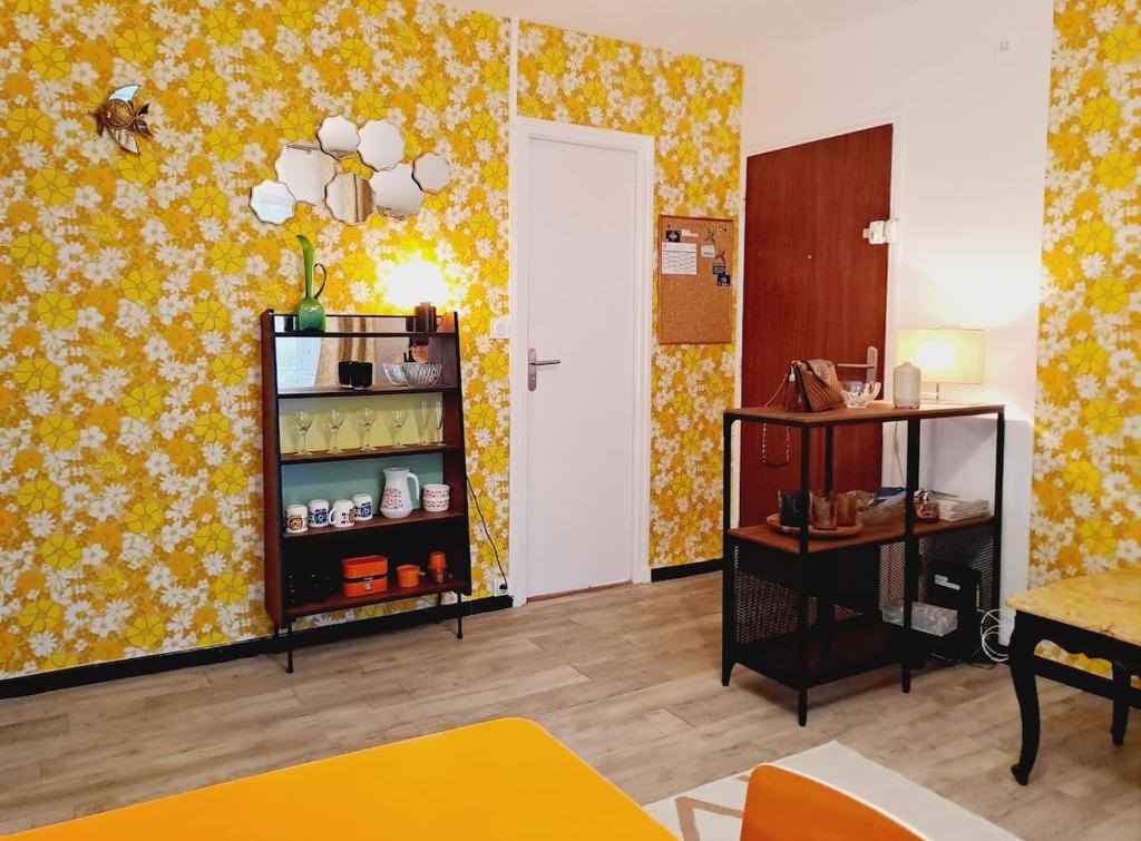 Appartement T2 déco 70's rénové à 300m de la plage - 1