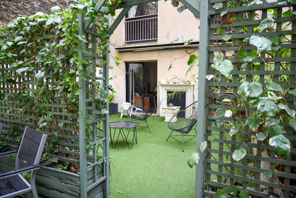 Agréable 85 M Décoré Avec Jolie Terrasse Arborée - 1