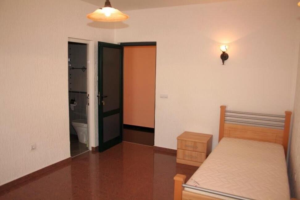 Villa Petrovac Guesthouse Rooms - 3