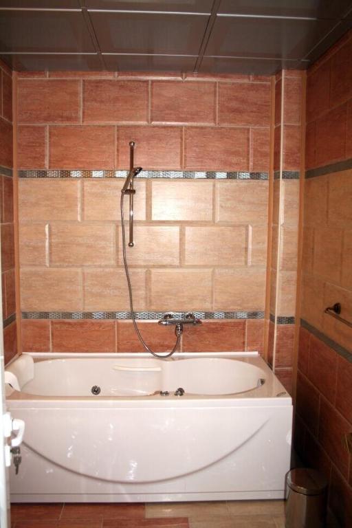 Villa Petrovac Guesthouse Rooms - 5
