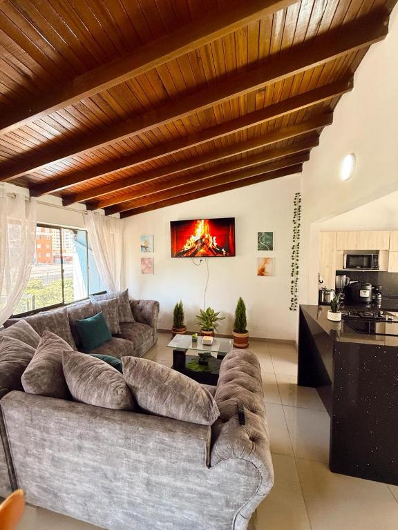 Apartamento amplio para grupos, a pasos del Estadio Atanasio - Laureles - 1