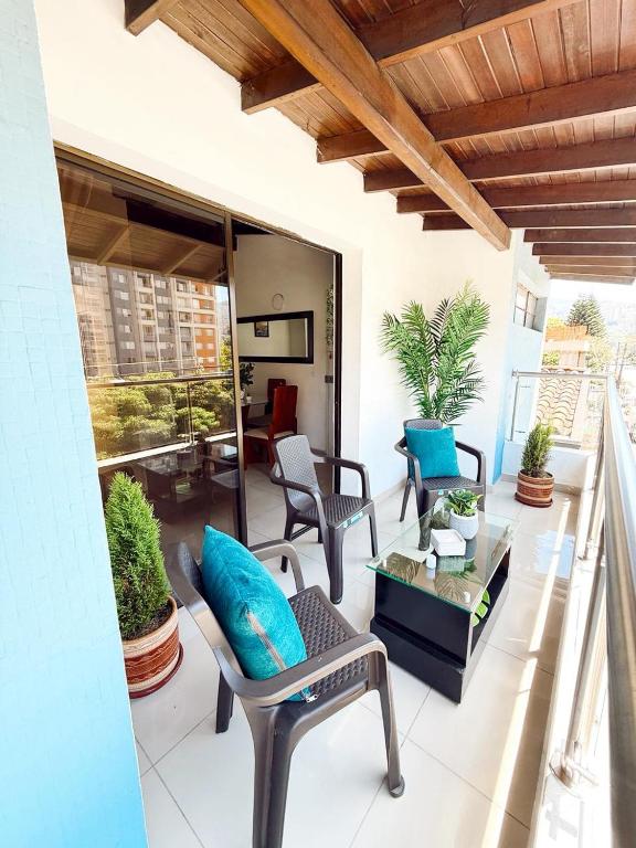 Apartamento amplio para grupos, a pasos del Estadio Atanasio - Laureles - 3