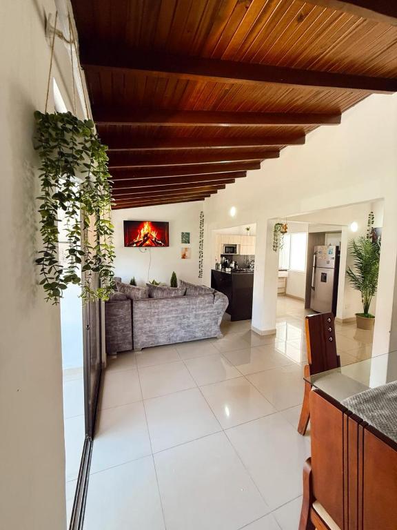 Apartamento amplio para grupos, a pasos del Estadio Atanasio - Laureles - 4