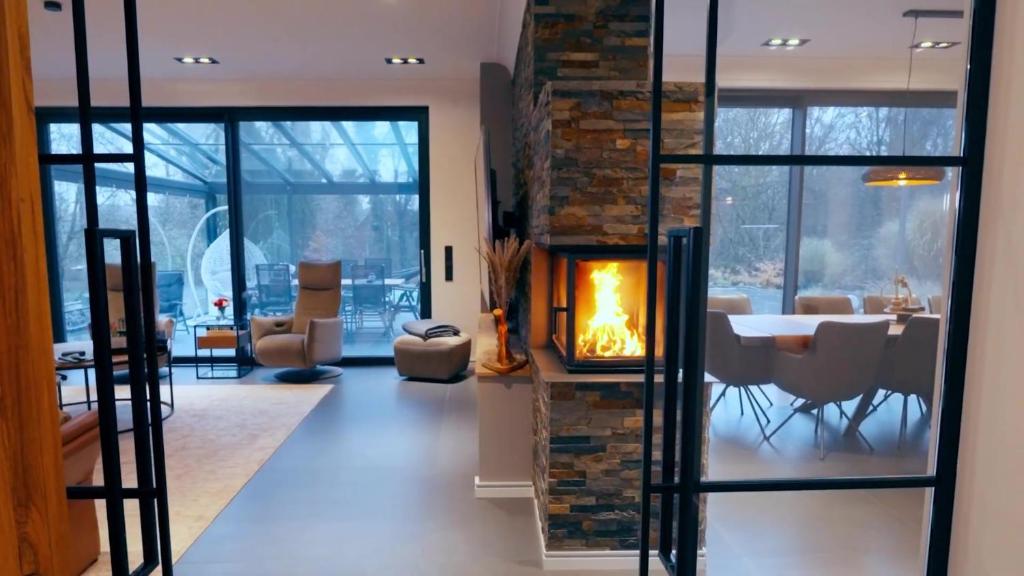 Villa with outdoor heated pool, sauna and fireplace - 1