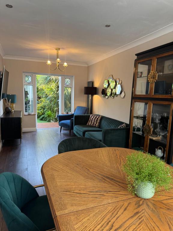 Luxury Oriental Home with Exotic Garden, Liverpool photo 7