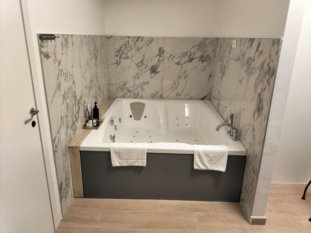 B&B Mary House con vasca idromassaggio al centro di Salerno - 1