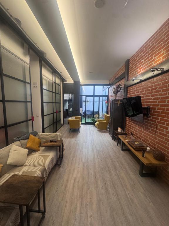 Large Modern Industrial Loft Close to Beaches - 1