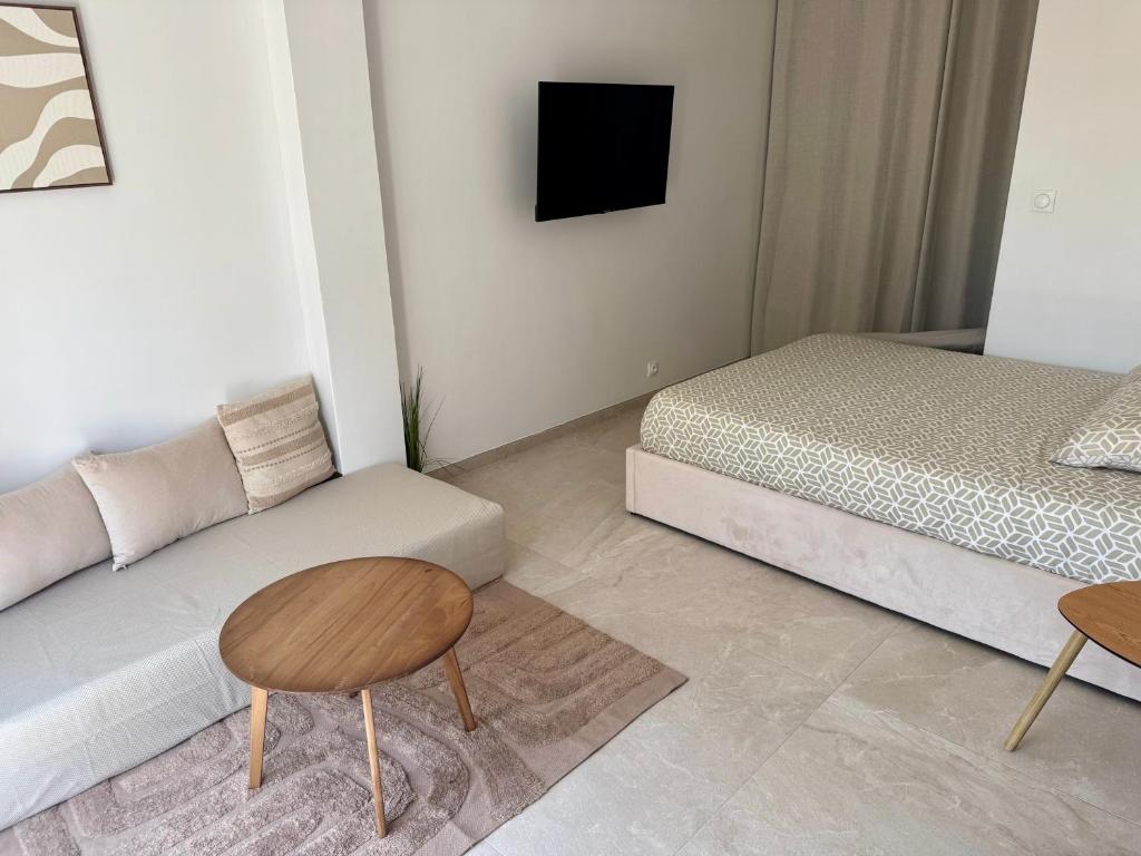 studio indépendant avec jardin & piscine dans villa - 4