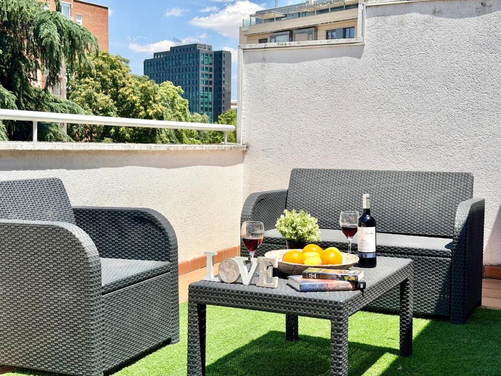 Premium 7 Bdr Villa Terrace & Parking by TuriVida - 4