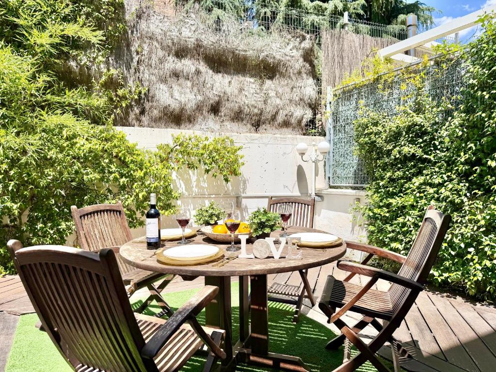 Premium 7 Bdr Villa Terrace & Parking by TuriVida - 1