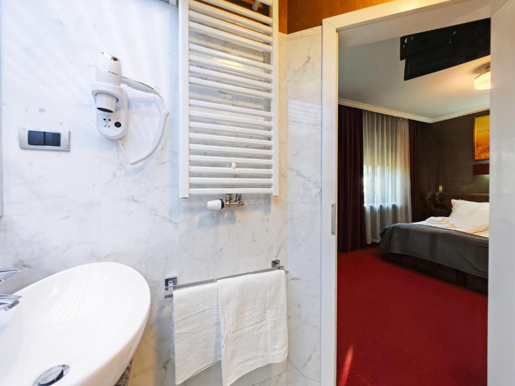 DivaLux New Studio A Boutique Hotel with AC and WiFi - 2
