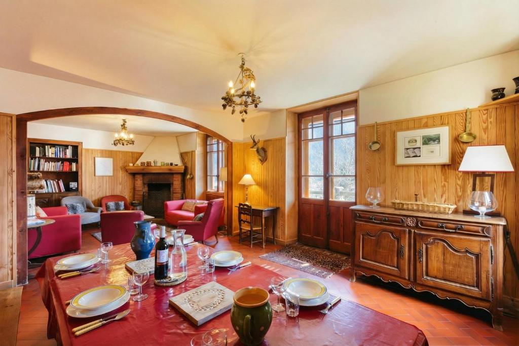 Grand Chalet des Moussoux 6BR: Terrace, Garden, Views, Sleeps 10 - Happy Rentals - 4