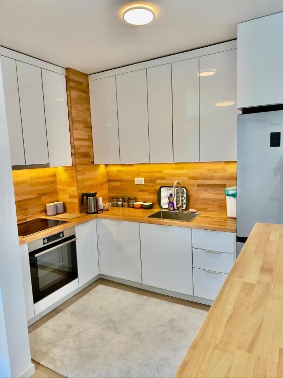 Sunset Dream Apartment -- 2 minutes from the Airport - 5
