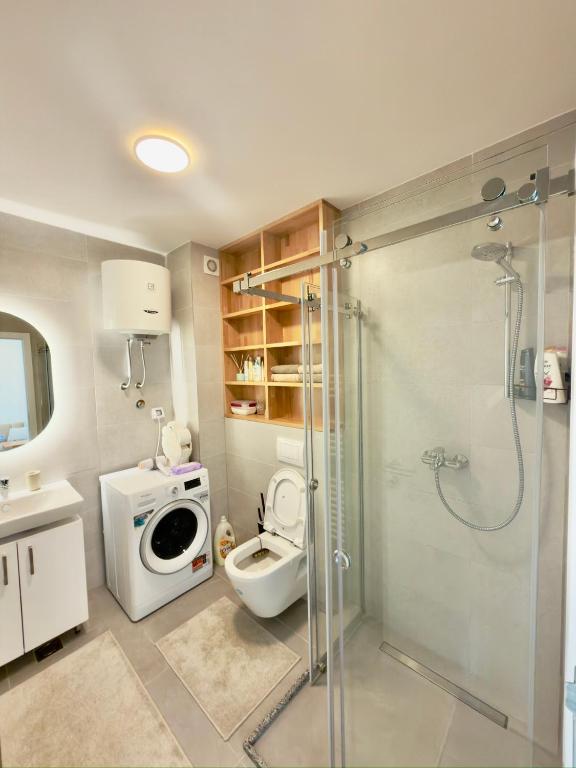 Sunset Dream Apartment -- 2 minutes from the Airport - 4