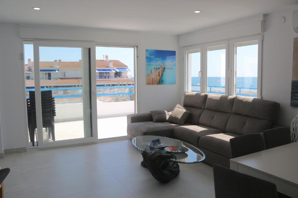 Live on the water located in a fishing village - 4