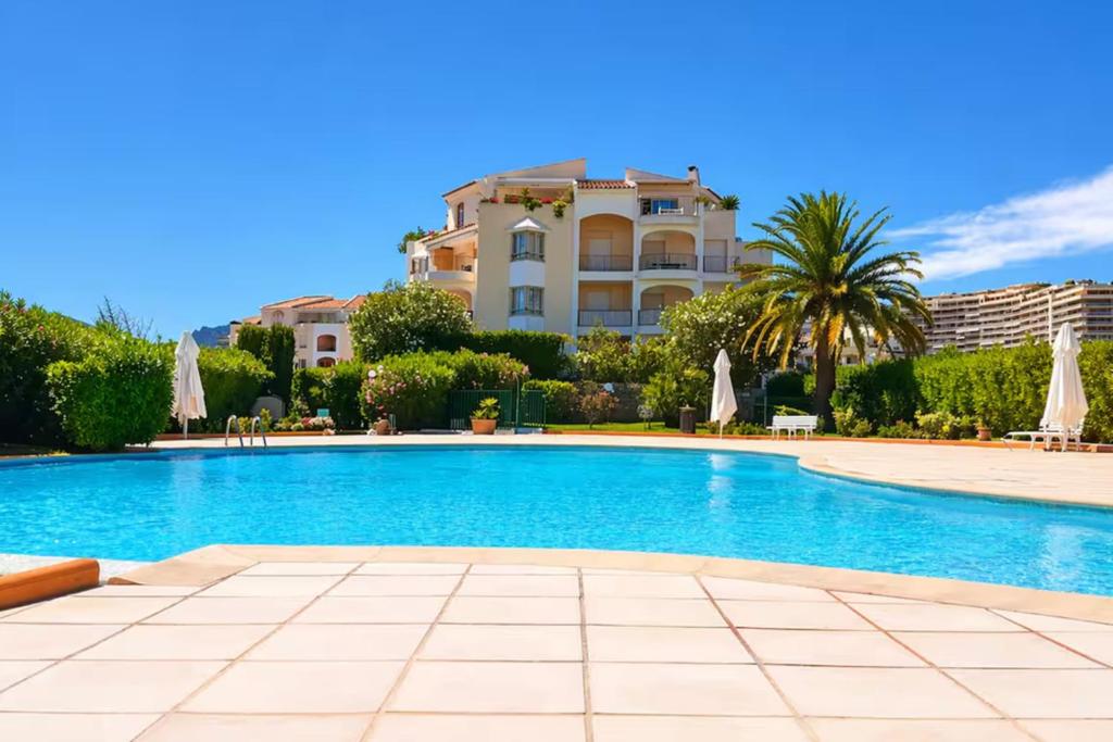 Sleeps 4 - Garage - Swimming Pool - AC - Garden - 2