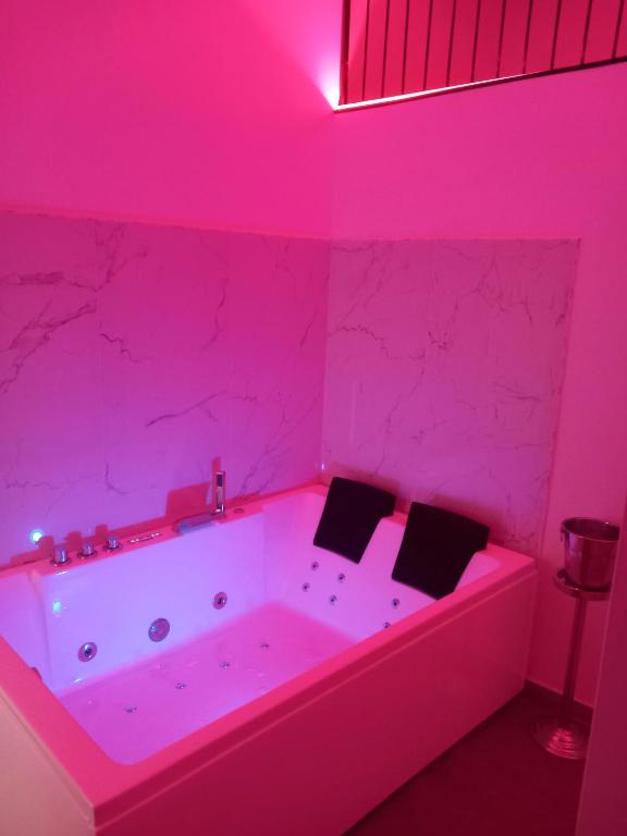 You & Me Jacuzzi Suite - 5