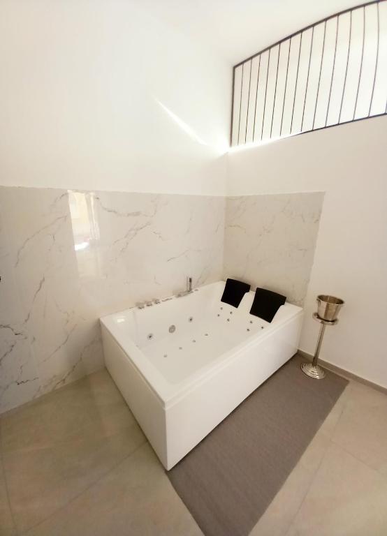 You & Me Jacuzzi Suite - 4