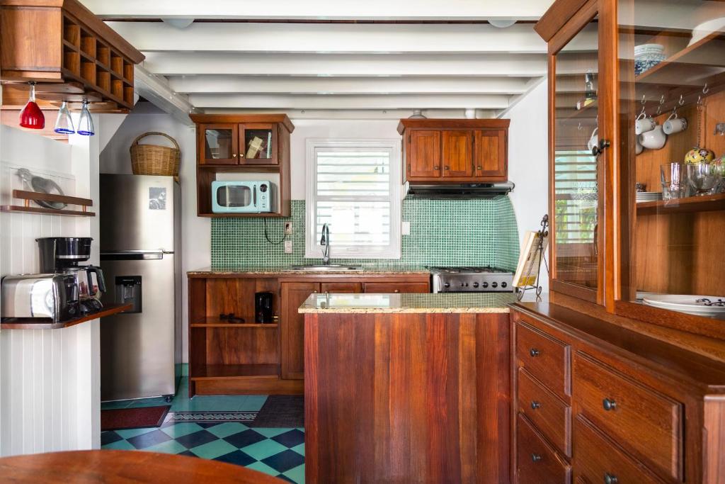 Barbados 2BR penthouse - Timeless charm of colonial Caribbean style - 5