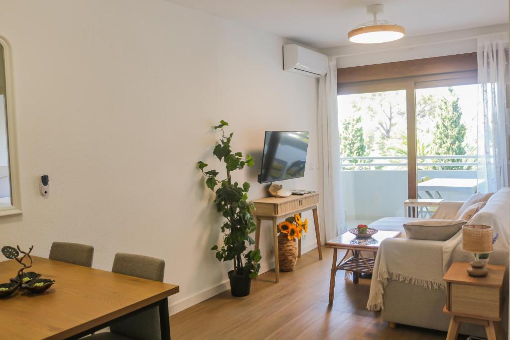 Renovated Oceanfront Apartment - 4