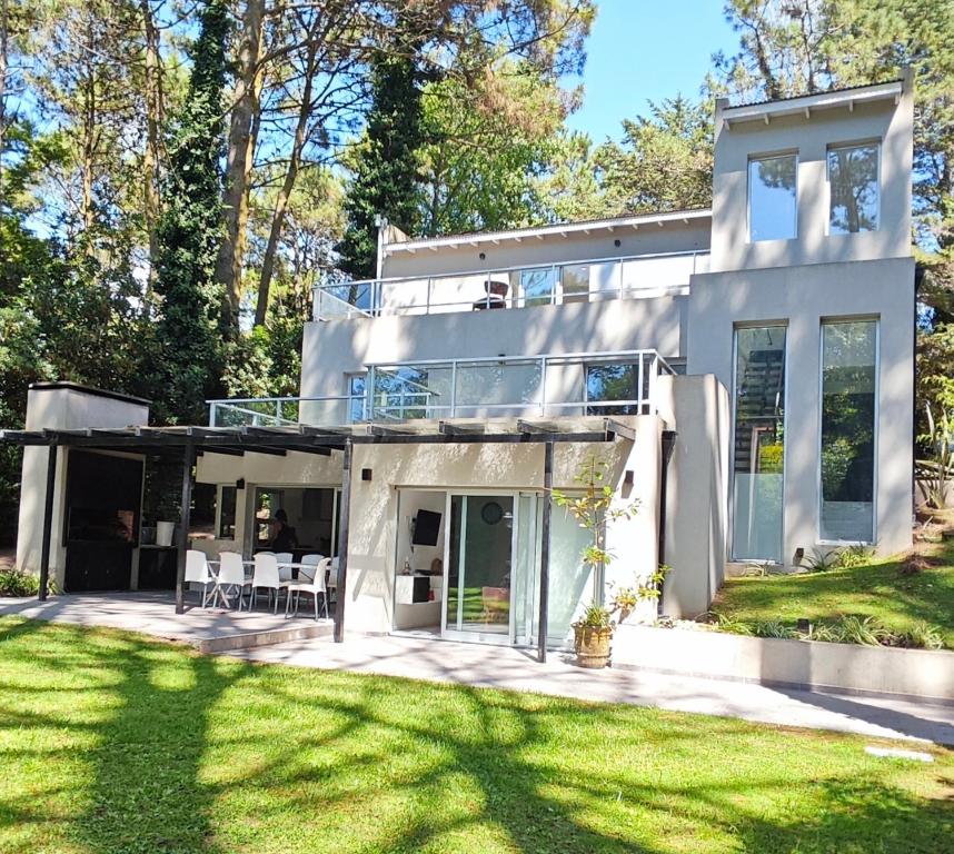 Moderna Casa en Pinamar zona golf - 9 personas - 4 habitaciones - 1