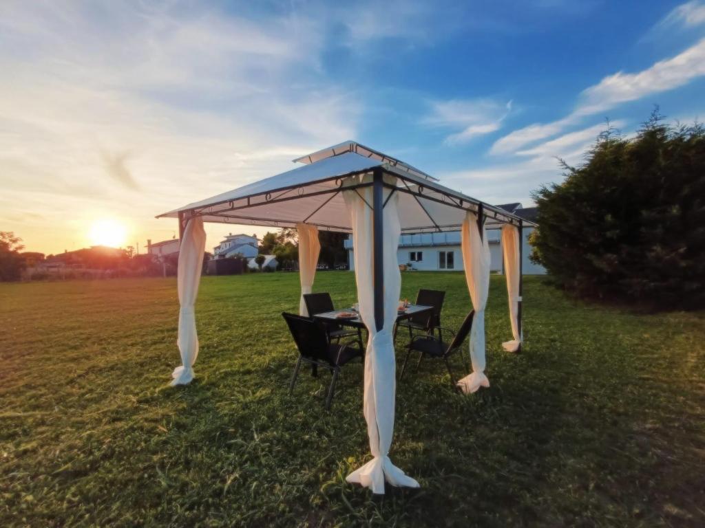 SECRET SUNSET - Brand New 2025 HOUSE - 2