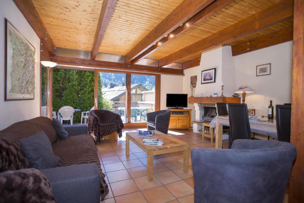 Chalet Chantey Mourry 67 Ski Chalet & Sleeps 8-9 - Happy Rentals - 2