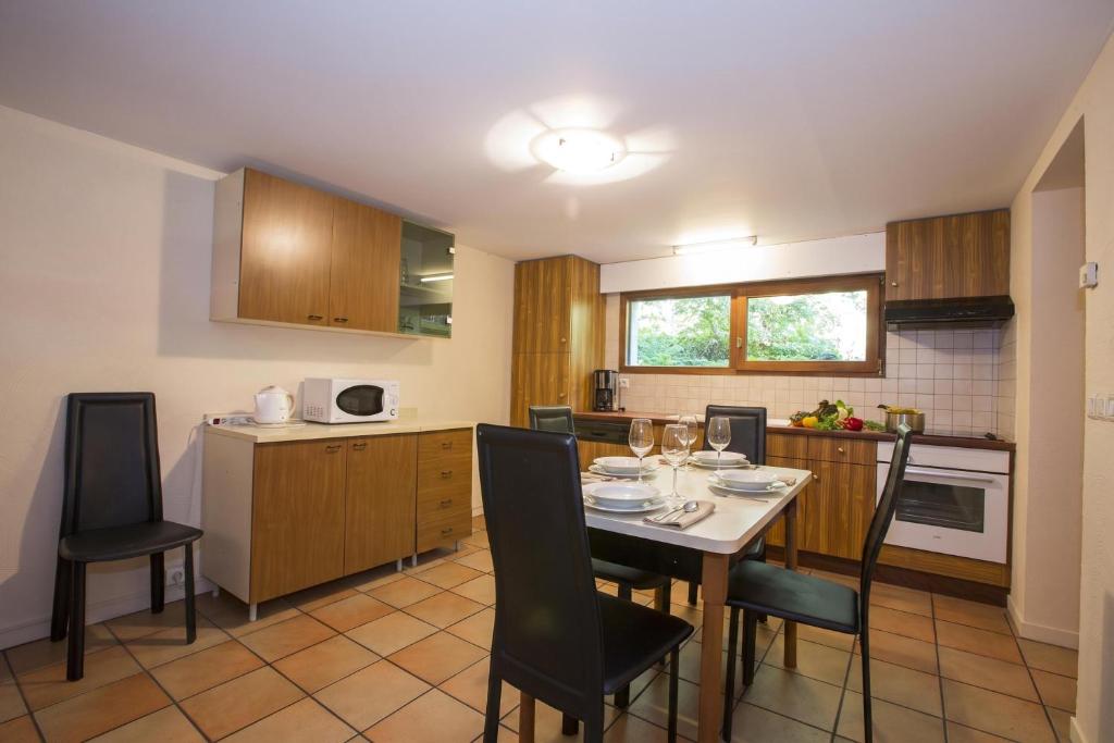 Chalet Chantey Mourry 67 Ski Chalet & Sleeps 8-9 - Happy Rentals - 4