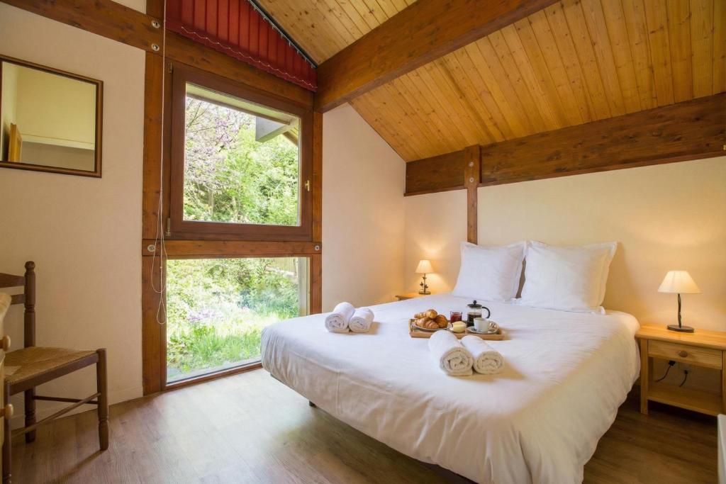 Chalet Chantey Mourry 67 Ski Chalet & Sleeps 8-9 - Happy Rentals - 5