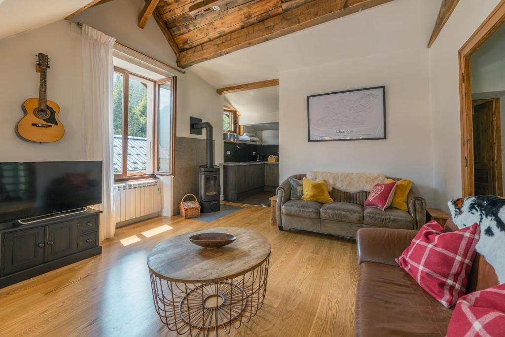 Chalet Whitmoore Argentière - Walk to Grands Montets Sleeps 7 - Happy Rentals - 2